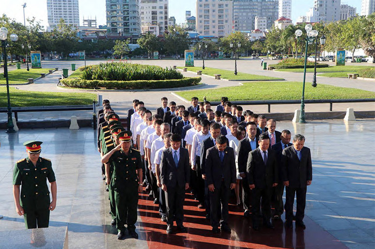 Tri ân các anh hùng liệt sĩ của cả hai đất nước (Ảnh: Nguyễn Hiệp)