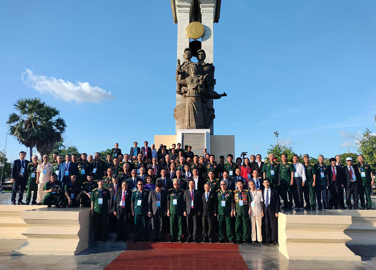 Các thành viên trong đoàn chụp ảnh lưu niệm tại Tượng đài Hữu nghị Việt Nam-Campuchia ở trung tâm Thủ đô Phnom Penh (Ảnh: Sơn Xinh)