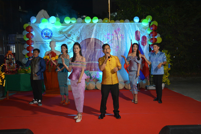 Văn nghệ chào mừng do lưu học sinh Việt Nam biểu diễn. (Ảnh: Sơn Xinh)