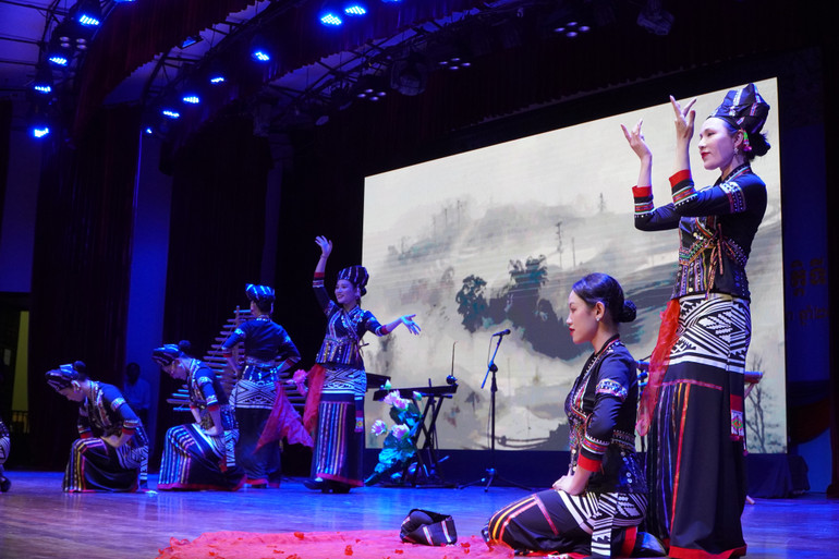 Vẻ đẹp đất nước và con người Việt Nam đến với bạn bè quốc tế qua các tiết mục biểu diễn. (Ảnh: Nguyễn Hiệp)
