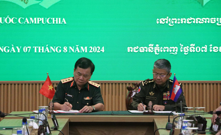 Hai Trưởng đoàn ký Biên bản Đối thoại Chính sách quốc phòng Việt Nam-Campuchia lần thứ 7. (Ảnh: NGUYỄN HIỆP)