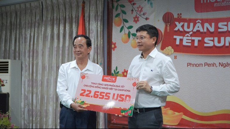 Ông Cao Mạnh Đức (phải) trao quà Tết cho đại diện Hội Khmer-Việt Nam để chuyển đến tay bà con sinh sống tại các địa phương. (Ảnh NGUYỄN HIỆP)