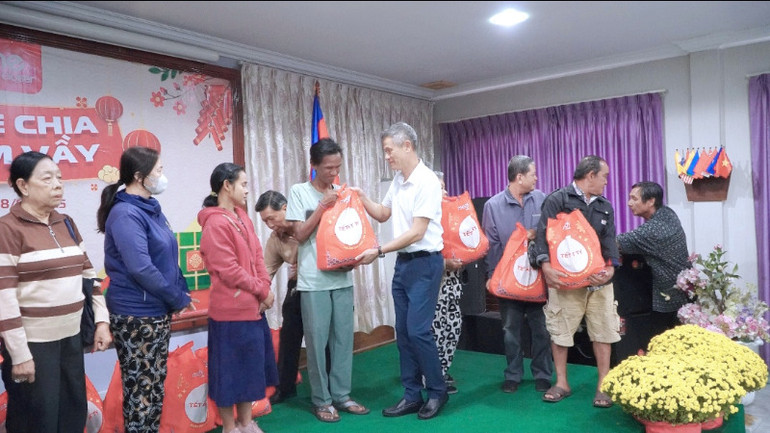 Bà con xúc động đón nhận quà Tết trước thềm năm mới Ất Tỵ 2025. (Ảnh NGUYỄN HIỆP)