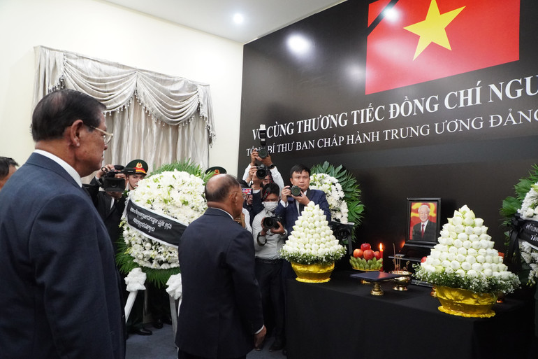 Đoàn Đảng Nhân dân Campuchia do Chủ tịch danh dự Samdech Heng Samrin dẫn đầu đến viếng (Ảnh: NGUYỄN HIỆP) Đoàn Đảng Nhân dân Campuchia do Chủ tịch danh dự Samdech Heng Samrin dẫn đầu đến viếng (Ảnh: NGUYỄN HIỆP)