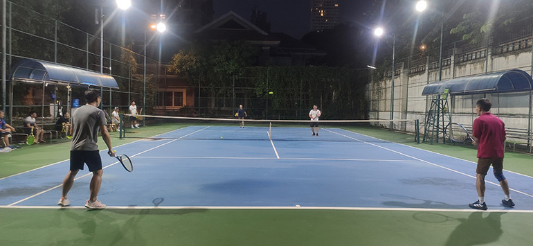 Thi đấu môn tennis trong sân của Đại sứ quán Việt Nam tại Thủ đô Phnom Penh (Ảnh: Nguyễn Hiệp)