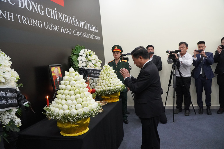 Đại sứ Nguyễn Huy Tăng kính cẩn thắp hương tại Lễ viếng Tổng Bí thư Nguyễn Phú Trọng (Ảnh: NGUYỄN HIỆP) Đại sứ Nguyễn Huy Tăng kính cẩn thắp hương tại Lễ viếng Tổng Bí thư Nguyễn Phú Trọng (Ảnh: NGUYỄN HIỆP)