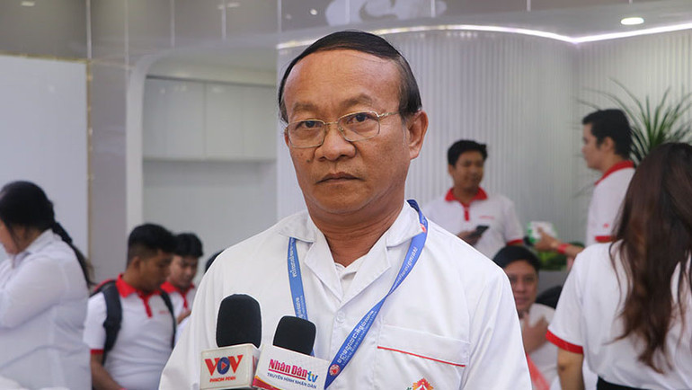 Bác sĩ Khay Sokheng đánh giá cao sáng kiến tổ chức hiến máu vì cộng đồng của Metfone. (Ảnh: Nguyễn Hiệp)