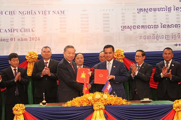 Hai Bộ trưởng trao đổi Kế hoạch hợp tác 2024 giữa Bộ Công an Việt Nam và Bộ Nội vụ Campuchia vừa ký kết. (Ảnh: Nguyễn Hiệp)