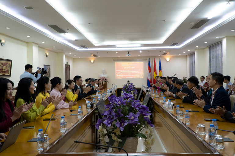 Đoàn Bộ Văn hóa, Thể thao và Du lịch thăm Đại sứ quán Việt Nam tại Phnom Penh. Campuchia. (Ảnh: Nguyễn Hiệp)