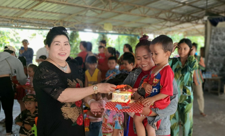 Ban Chấp hành tỉnh Hội và các nhà hảo tâm tặng quà Trung thu cho các cháu (Ảnh: Nguyễn Hiệp)
