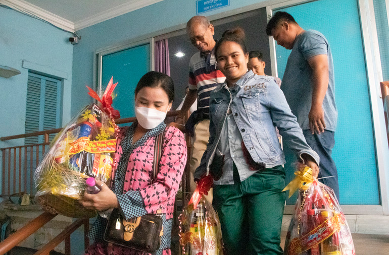 Niềm vui của các gia đình được nhận quà đón Xuân Giáp Thìn 2024 (Ảnh: Nguyễn Hiệp)