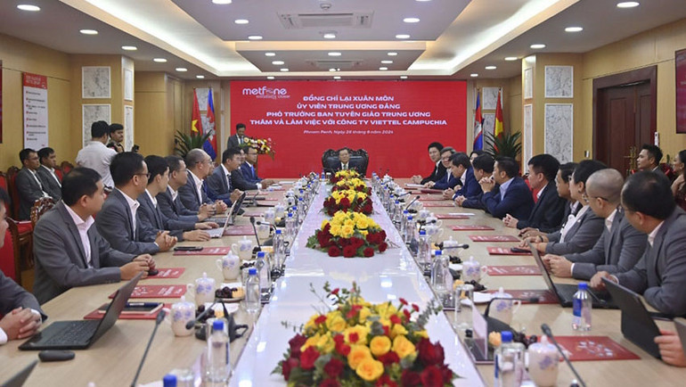 Phó Trưởng Ban Thường trực Ban Tuyên giáo Trung ương Lại Xuân Môn thăm và nói chuyện với cán bộ nhân viên Metfone. (Ảnh: Huy Vũ)