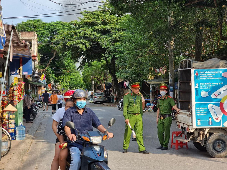 Tính đến 17 giờ, đám cháy vẫn chưa được khống chế. Tuyến đường vào ngõ 145 Đình Xuyên đang bị phong tỏa.