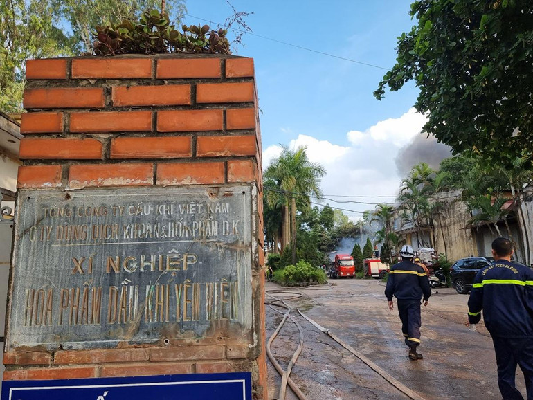 Đám cháy xảy ra trong khuôn viên Xí nghiệp hóa phẩm dầu khí Yên Viên.
