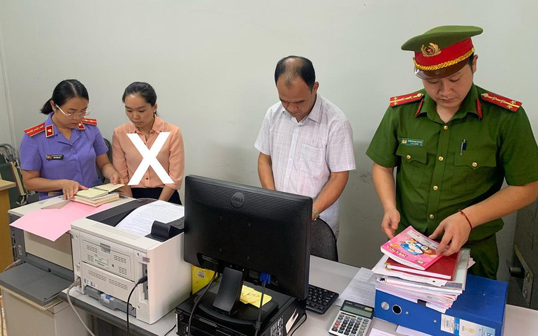 Lực lượng chức năng khám xét nơi làm việc của các đối tượng vi phạm.