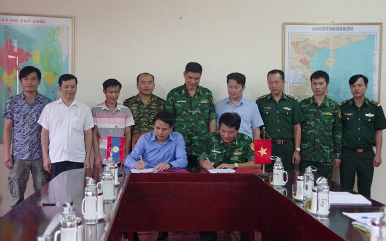 Đại diện hai bên ký biên bản phối hợp song phương.