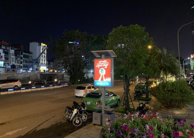 Thùng rác công nghệ, được lắp tấm pin năng lượng mặt trời ở mái che, nguồn điện thu được dùng để phát sáng bảng thông tin, quảng cáo phía trên thùng rác.