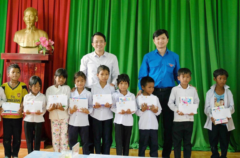 Bí thư Trung ương Đoàn và Bí thư Huyện ủy Đam Rông trao học bổng tặng học sinh nghèo tại địa phương.