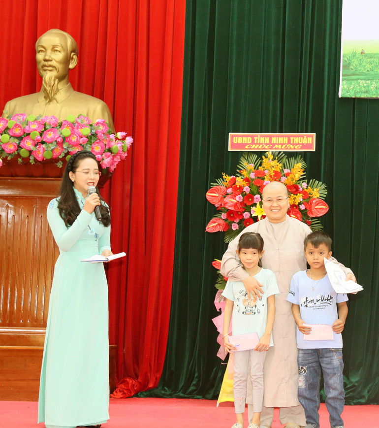 Ni cô Thanh Trang, Chùa Pháp Bảo, thành phố Thủ Đức, Thành phố Hồ Chí Minh (phải), đồng hành Hội Bảo trợ bệnh nhân nghèo tỉnh Ninh Thuận suốt 14 năm qua.