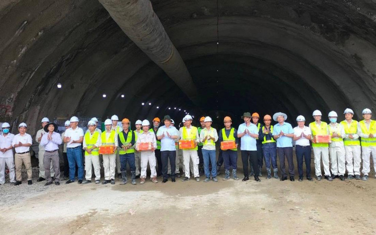 Đoàn công tác tặng quà đơn vị thi công hầm Núi Vung.