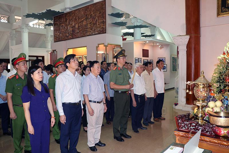 Các đại biểu dâng hương tưởng nhớ Chủ tịch Hồ Chí Minh tại Bảo tàng Công an nhân dân thuộc Khu di tích lịch sử Nha Công an Trung ương.