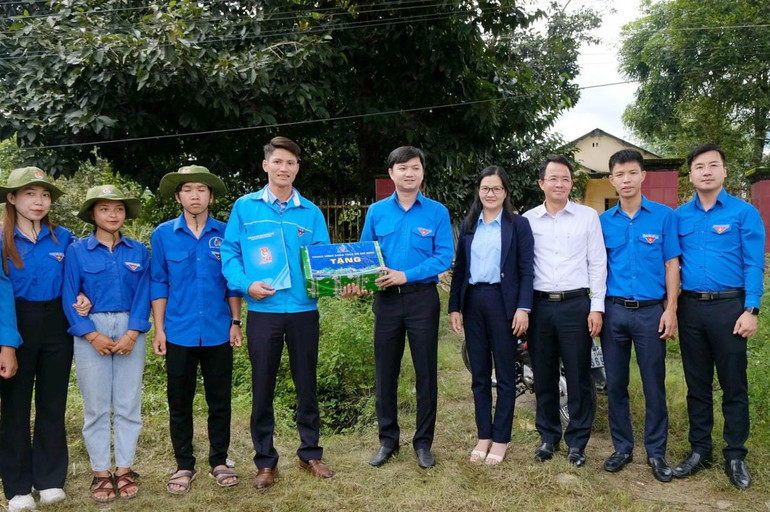 Phát huy tinh thần xung kích tuổi trẻ để thực hiện tốt các hoạt động ý nghĩa ảnh 1