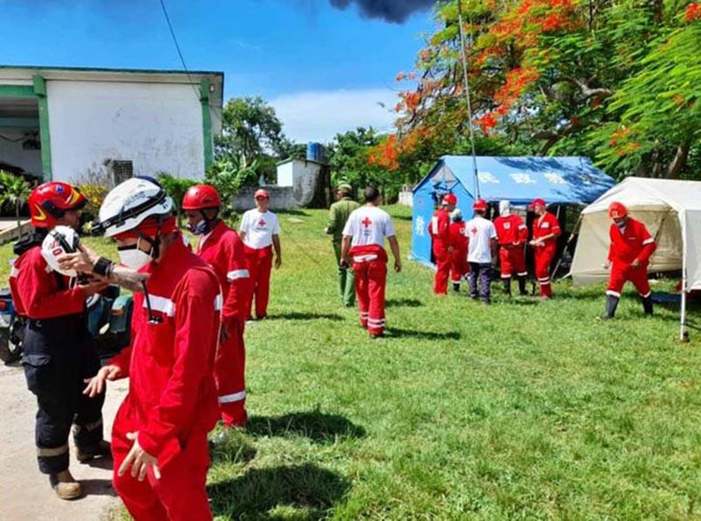 Các thành viên Hội Chữ thập đỏ tập trung tại trạm cứu hỏa số 2 để lên đường đến khu vực cứu hỏa.