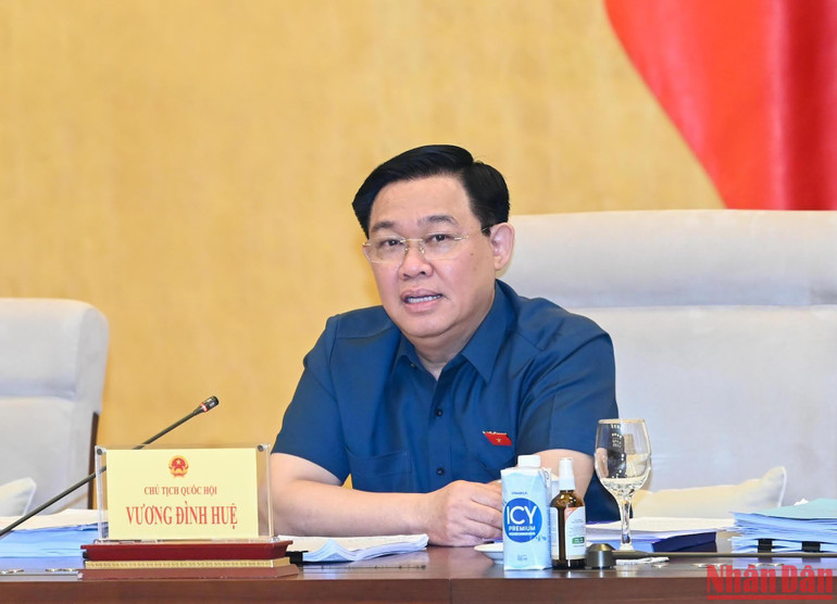 Chủ tịch Quốc hội Vương Đình Huệ phát biểu ý kiến tại buổi làm việc.