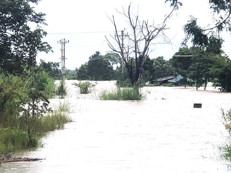 Mưa lũ làm ngập lụt nhiều nhà cửa và diện tích cây trồng tại Làng Thanh niên lập nghiệp, xã Ia Lốp, huyện Ea Súp.