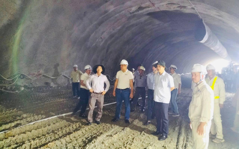 Đoàn công tác thị sát quá trình thi công hầm Núi Vung.
