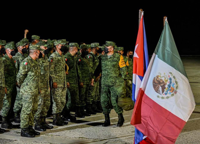 Các nhà chức trách Cuba đã xin trợ giúp và tư vấn từ các quốc gia có kinh nghiệm trong lĩnh vực dầu mỏ. Ngay lập tức, Mexico, Venezuela, Nga, Nicaragua, Argentina và Chile đã gửi viện trợ tới quốc đảo này. Trong ảnh, các thành viên của quân đội Mexico đến Sân bay quốc tế Juan Gualberto Gómez ở tỉnh Matanzas, ngày 6/8. (Ảnh: AFP)