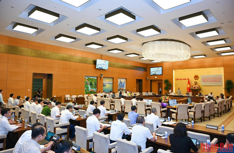 Quang cảnh buổi làm việc của Đoàn giám sát về thực hành tiết kiệm, chống lãng phí với Ủy ban nhân dân thành phố Hà Nội.