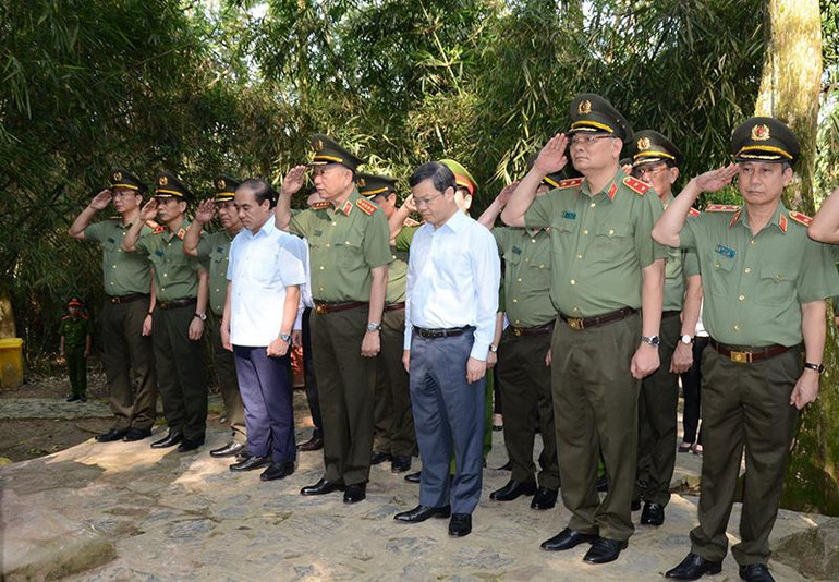 Đoàn đại biểu Bộ Công an và lãnh đạo tỉnh Tuyên Quang dâng hương tại Lán Nà Nưa, Khu di tích quốc gia đặc biệt Tân Trào, Sơn Dương, Tuyên Quang.