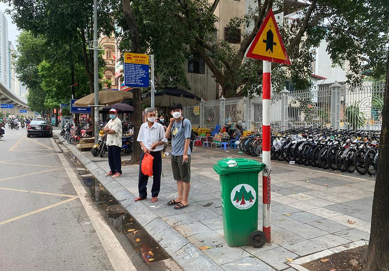 Một thùng rác được “gắn” ngay bên cạnh biển báo giao thông tại quận Hà Đông.