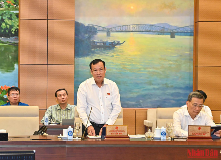 Chủ nhiệm Ủy ban Quốc phòng và An ninh Lê Tấn Tới phát biểu ý kiến thảo luận.