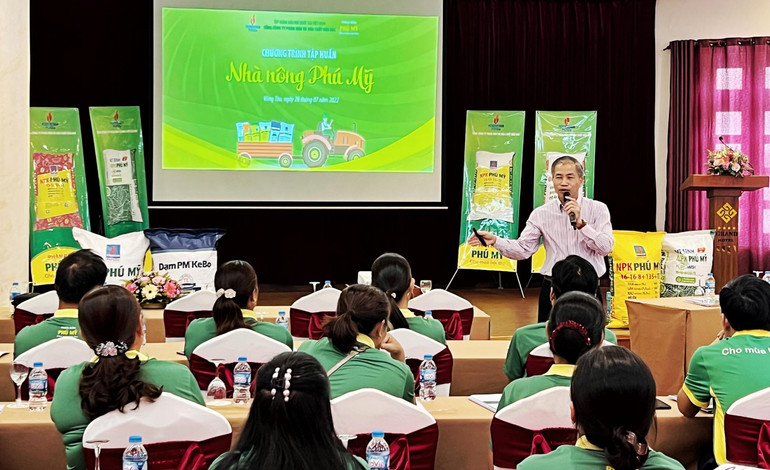 Hướng dẫn kỹ thuật canh tác tới bà con nông dân. Hướng dẫn kỹ thuật canh tác tới bà con nông dân.