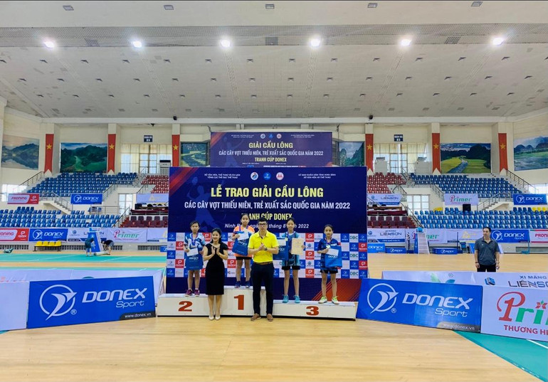 Trao giải đơn nữ nhóm từ 6-8 tuổi. Trao giải đơn nữ nhóm từ 6-8 tuổi.