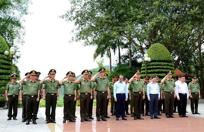 Đoàn đại biểu Bộ Công an và lãnh đạo tỉnh Tuyên Quang dâng hương tại Khu di tích Nha Công an Trung ương, Sơn Dương, Tuyên Quang.