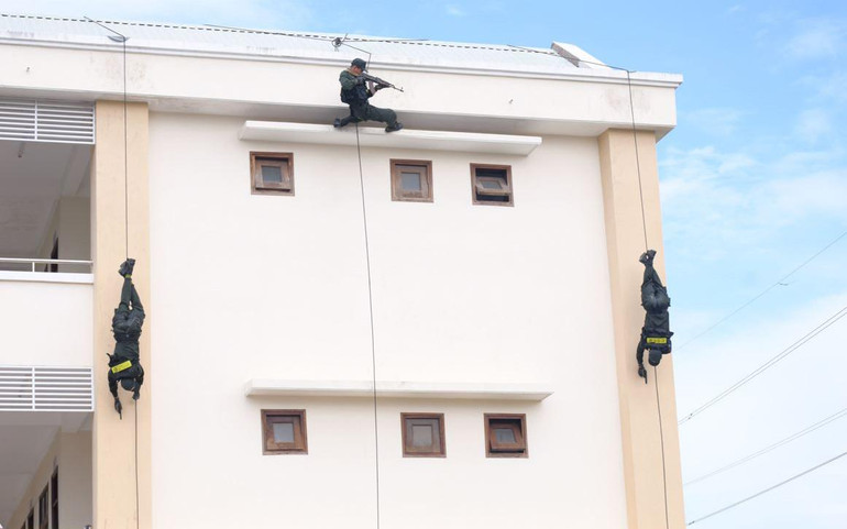 Lực lượng Cảnh sát cơ động biểu diễn chiến thuật Công an nhân dân.