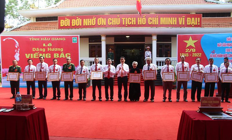 Tặng Huy hiệu Đảng cho các đồng chí cao niên tuổi Đảng.