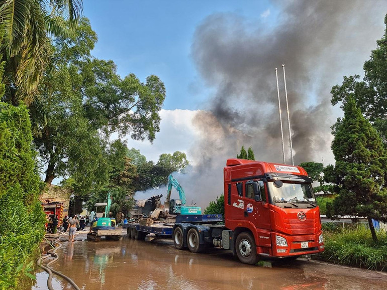 Khoảng 15 giờ cùng ngày, đám cháy bùng lên dữ dội.