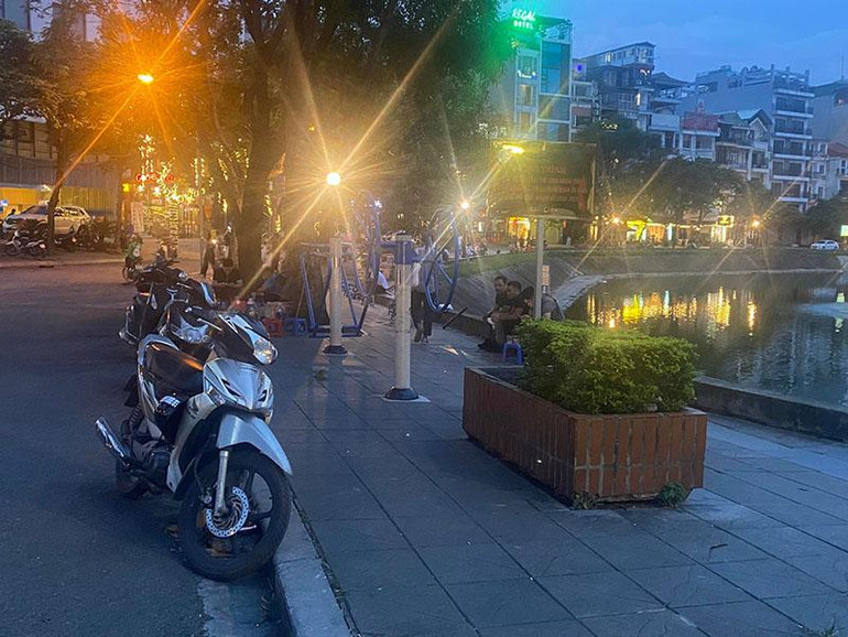 Hàng quán vây quanh khu vực tập thể dục của người dân tại hồ Ngọc Khánh.