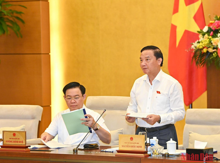 Phó Chủ tịch Quốc hội Nguyễn Khắc Định điều hành nội dung xem xét, thông qua dự án Pháp lệnh Xử phạt vi phạm hành chính đối với hành vi cản trở hoạt động tố tụng.