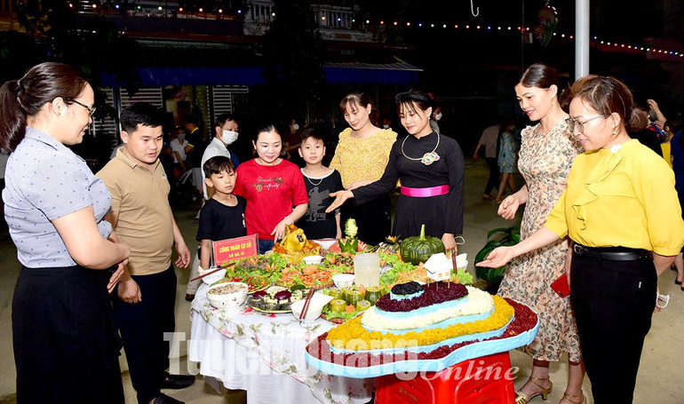 Du khách ấn tượng với những món ẩm thực tại chợ đêm Na Hang.