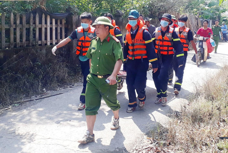 Lực lượng cứu hộ bàn giao thi thể nạn nhân cho gia đình an táng. (Ảnh: Báo Lào Cai)