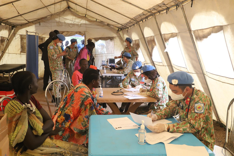 Các y, bác sĩ Bệnh viện dã chiến cấp 2 số 4 khám, chữa bệnh, cấp phát thuốc miễn phí hỗ trợ nhân dân địa phương tại Bệnh viện đa khoa Bentiu, bang Unity, Nam Sudan.