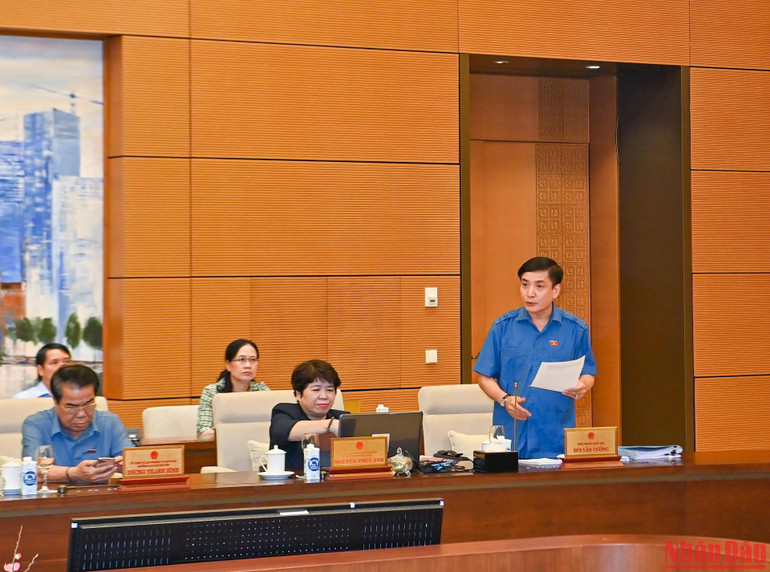 Tổng Thư ký, Chủ nhiệm Văn phòng Quốc hội Bùi Văn Cường phát biểu tại phiên họp.
