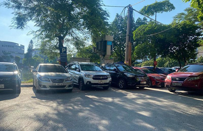 Không gian chung quanh Hồ Bảy Gian đang trở thành một điểm trông giữ xe tạm thời.