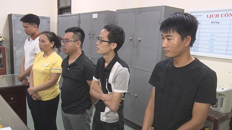 Các đối tượng trong đường dây làm giả giấy phép lái xe.