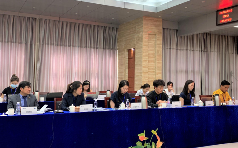 Bà Hồ Xuân Nguyệt Cầm, Đại sứ quán Việt Nam tại Trung Quốc (thứ 3 từ trái sang) chia sẻ ý kiến tại buổi tọa đàm.